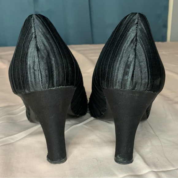 Unlisted by Kenneth Cole size 8-1/2 Black Pumps - Picture 4 of 6